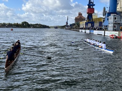 Kommunale Ruderboote auf dem Nord-Ostsee-Kanal zum SH-Netz-Cup