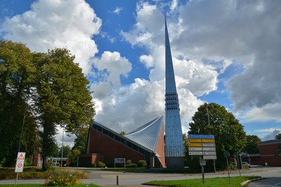 Blick auf die St. Martin-Kirche mit dem markanten spitzen Turm und dem auffälligen Schalendach